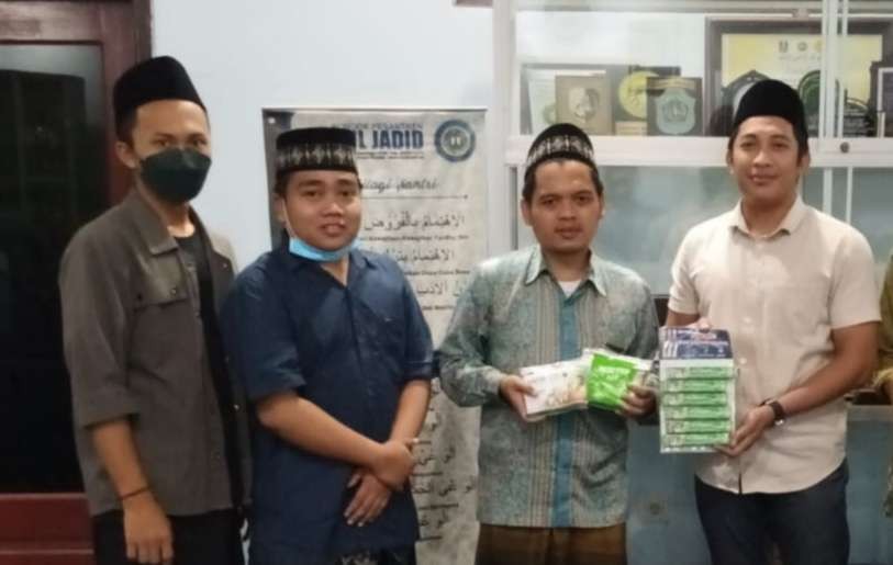 Perwakilan tim kesehatan Pondok Pesantren Nurul Jadid Paiton Probolinggo saat menerima bantuan dari Yayasan PT Enesis Indonesia dipimpin Minggus Hadinata dan timnya. (Foto: Istimewa)
