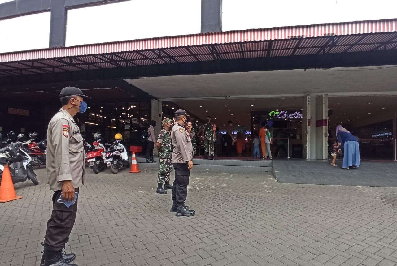 Satgas Penanganan Covid-19 Kecamatan Banyuwangi melakukan penegakan protokol kesehatan di salah satu pusat perbelanjaan di Banyuwangi (foto:Muh Hujaini/ngopibareng.id)