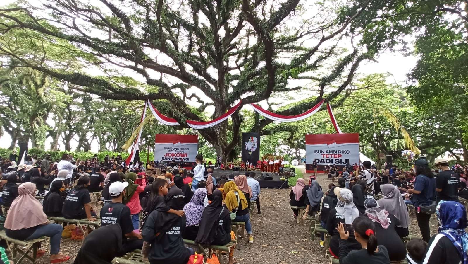 Ratusan relawan Jokowi kumpul di destinasi wisata De Djawatan. (Foto: Muh Hujaini/Ngopibareng.id)
