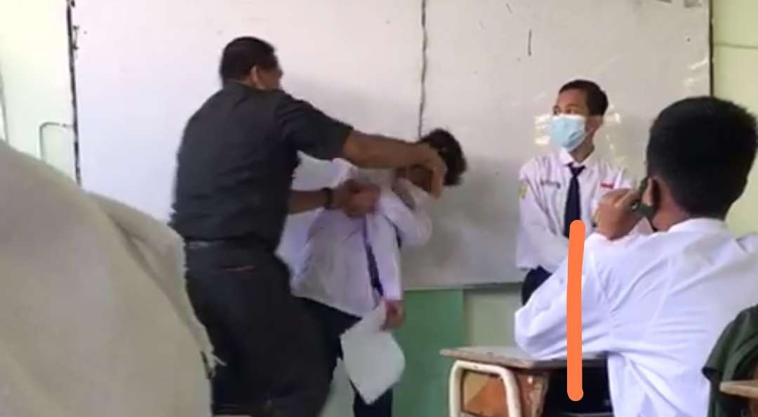 Guru SMPN 49 Surabaya, Joko saat memukul muridnya. (Foto: Tangkapan Layar)