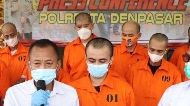 Aktor Randa Septian pakai baju tahanan angka 01, saat rilis kasus di Polresta Denpasar, Bali, Senin 31 Januari 2022. (Foto: Tangkapan layar Instagram)