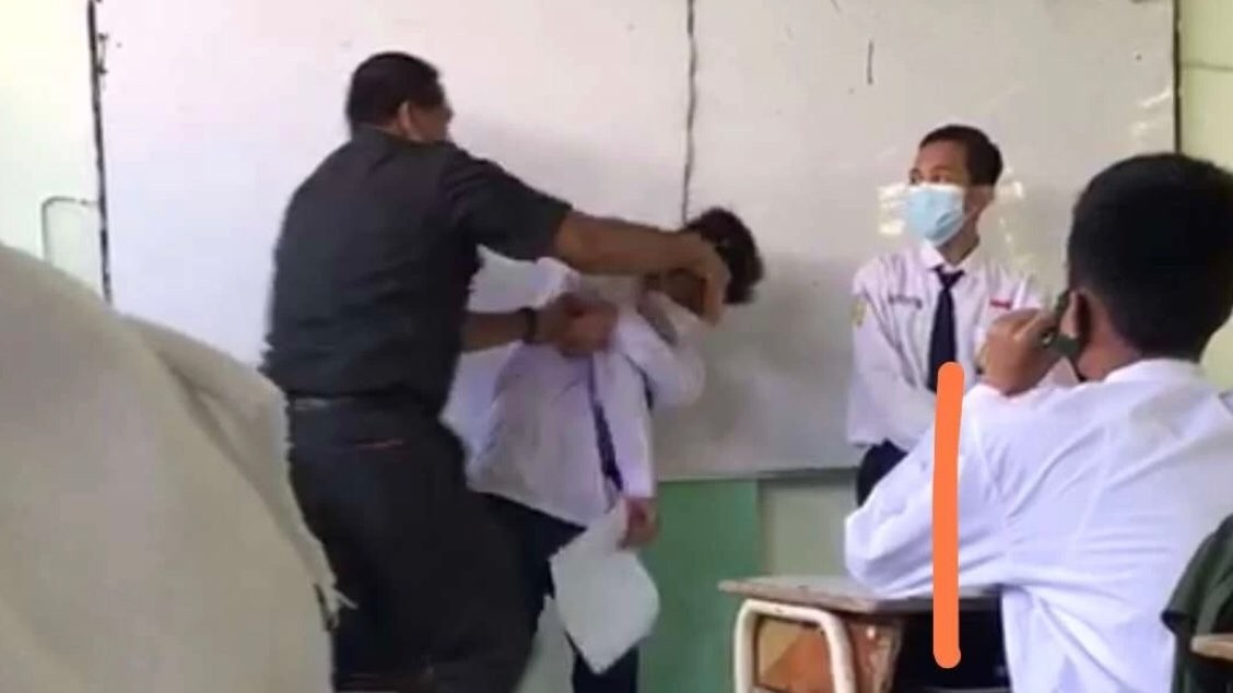 Tangkapan video guru SMPN 49 tengah memukul muridnya (Foto: istimewa)