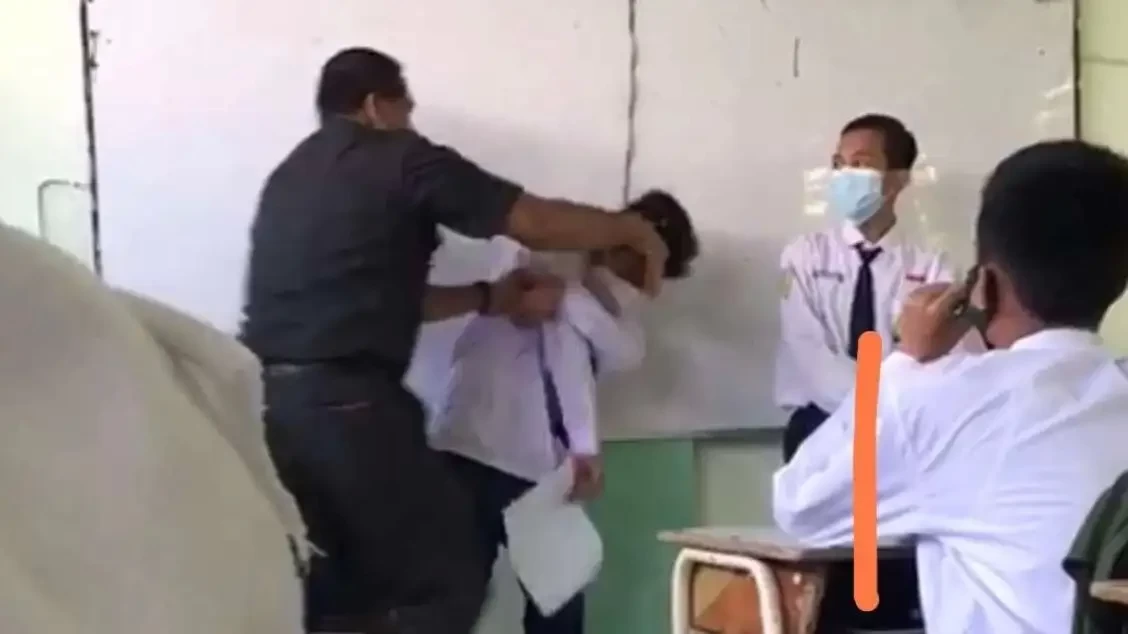 Tangkapan video aksi kekerasan guru kepada muridnya di SMPN 49 Surabaya. (Foto: Tangkapan layar)