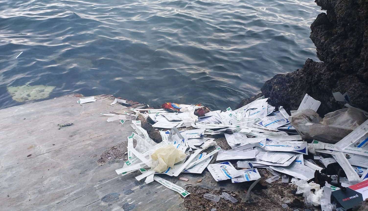 Tumpukan barang diduga sampah medis di sekitar pantai Dusun Kapuran, Desa Ketapang, Kecamatan Kalipuro, Banyuwangi, Jawa Timur. (Foto: Istimewa)