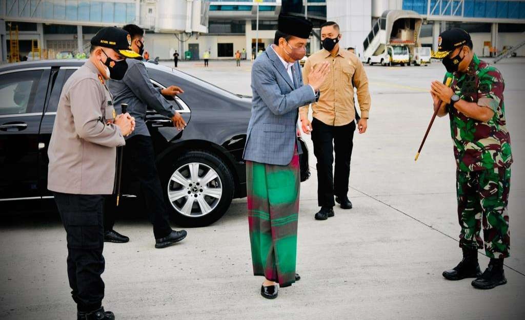 Presiden Joko Widodo meninggalkan Pangkalan TNI AU Halim Perdana Kusuma, Jakarta Timur, menuju Balikpapan menghadiri pelantikan PBNU (foto: Setpres)