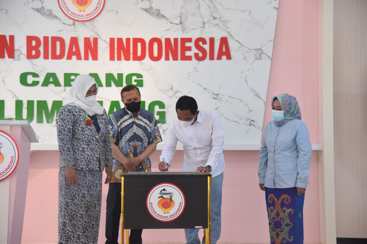 Thoriqul Haq saat memberikan arahan dalam acara Peresmian Gedung Ikatan Bidan Indonesia (IBI) Cabang Lumajang. (Foto: Kominfo Lumajang)