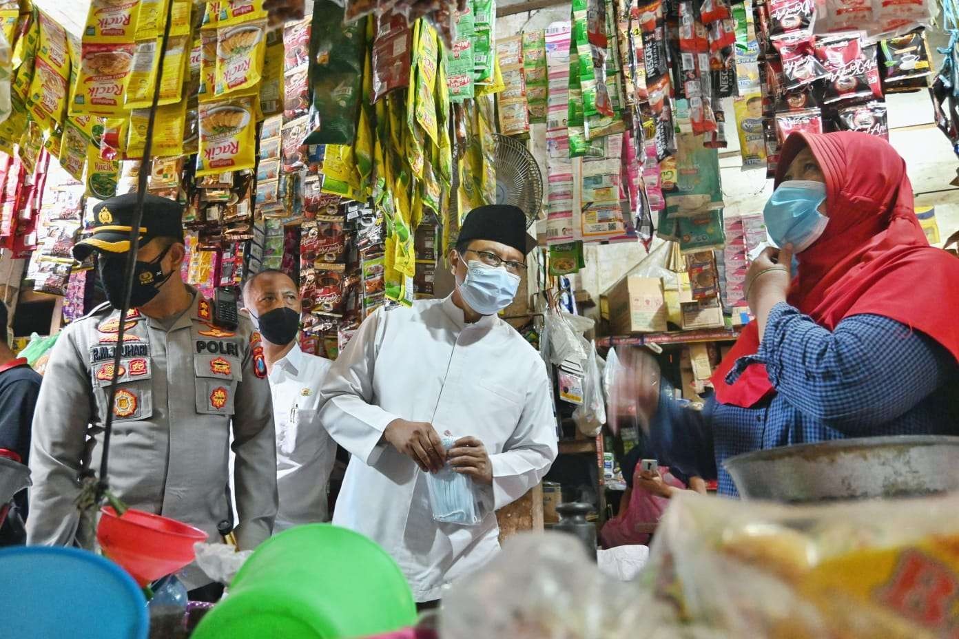 Walikota Pasuruan, Saifullah Yusuf (Gus Ipul) bagi-bagi masker dan ingatkan masyarakat taat prokes. (Foto: Istimewa)
