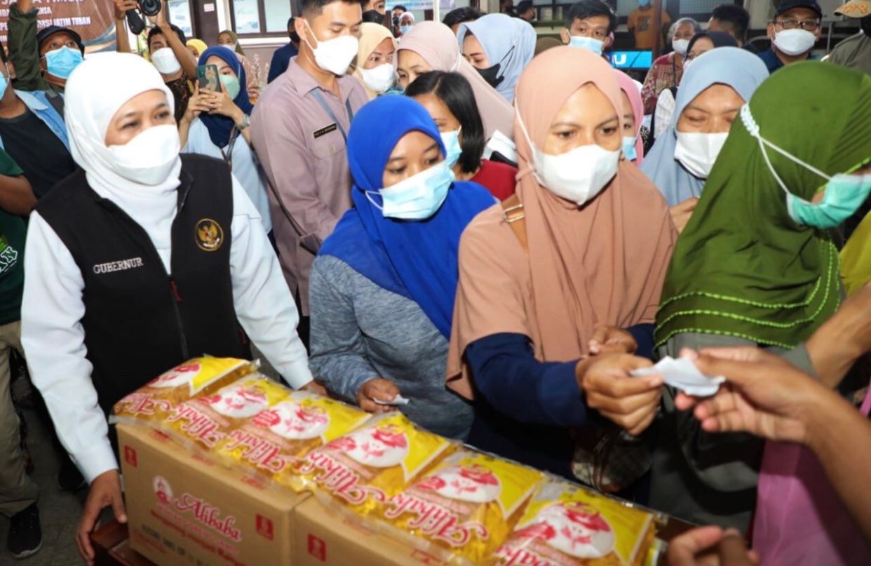 Gubernur Jawa Timur, Khofifah Indar Parawansa tinjau operasi pasar di Tuban. (Foto: Humas Pemprov Jatim)