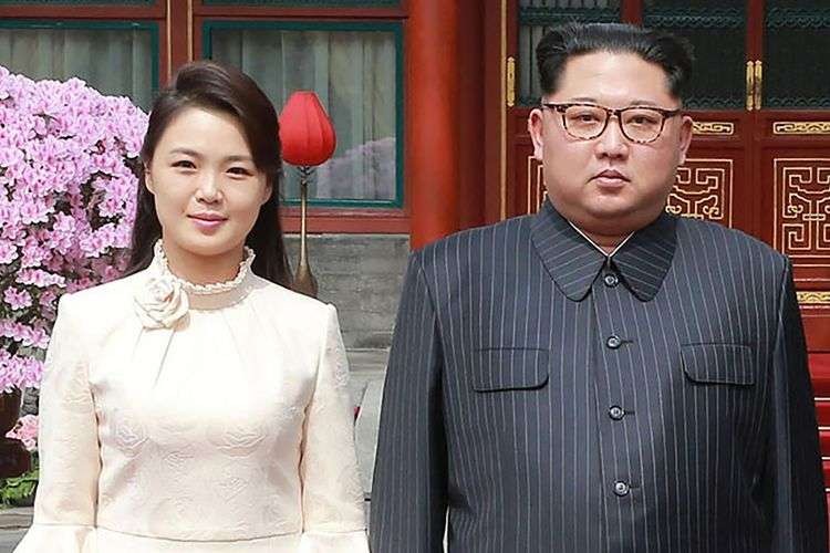 Foto yang dirilis kantor berita Korea Utara KCNA pada 28 Maret 2018 memperlihatkan Kim Jong Un berpose bersama istrinya Ri Sol Ju saat berkunjung ke Beijing, China. (Foto: reuters)