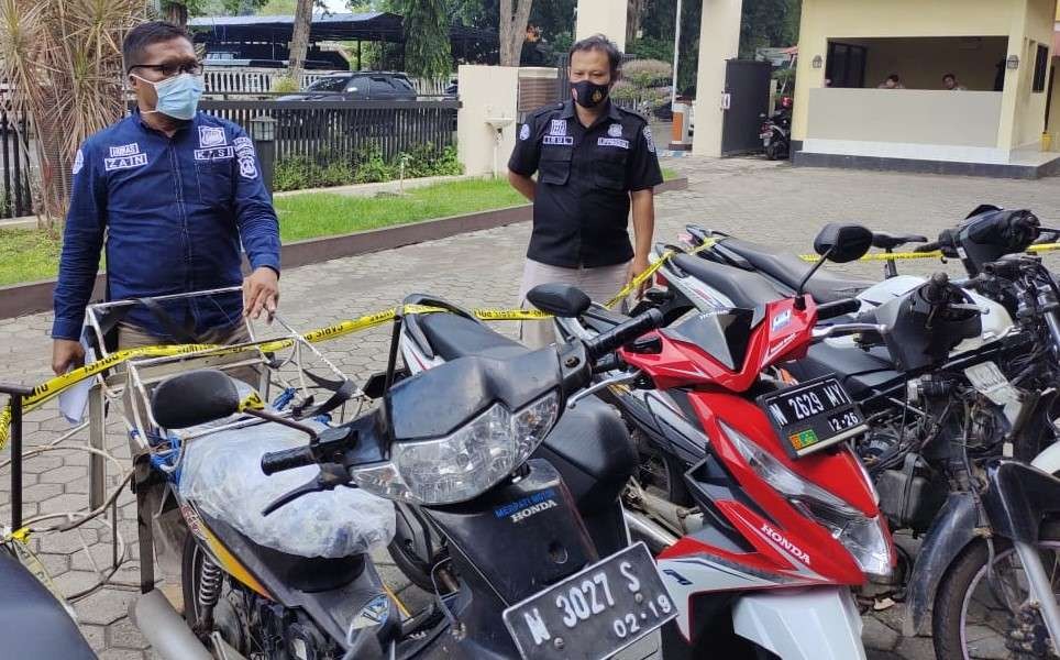 Jajaran Polresta Probolinggo menunjukkan barang bukti sejumlah sepeda motor yang dicuri HG dan komplotannya. (Foto: Ikhsan Mahmudi/Ngopibareng.id)