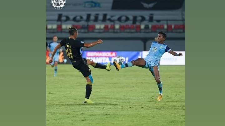 Laga Arema FC kontra Persela Lamongan pada kompetisi Liga 1 di Stadion Kapten I Wayan Dipta, Bali. (Foto: Instagram @aremafcofficial)
