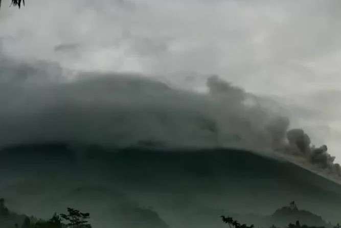 Luncuran awan panas guguran Gunung Merapi yang terjadi pada Rabu,2 Februari 2022. (Foto: PVMBG)