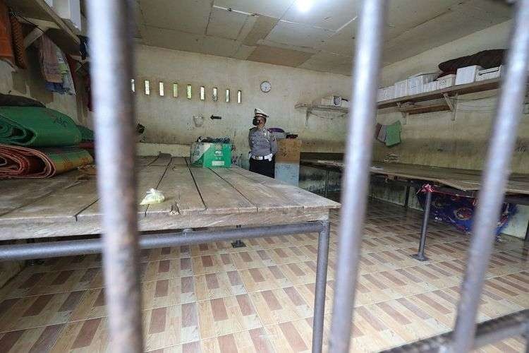 Seorang polisi tengah memeriksa penjara manusia di kediaman Bupati Langkat Nonaktif. (Foto: Ant)