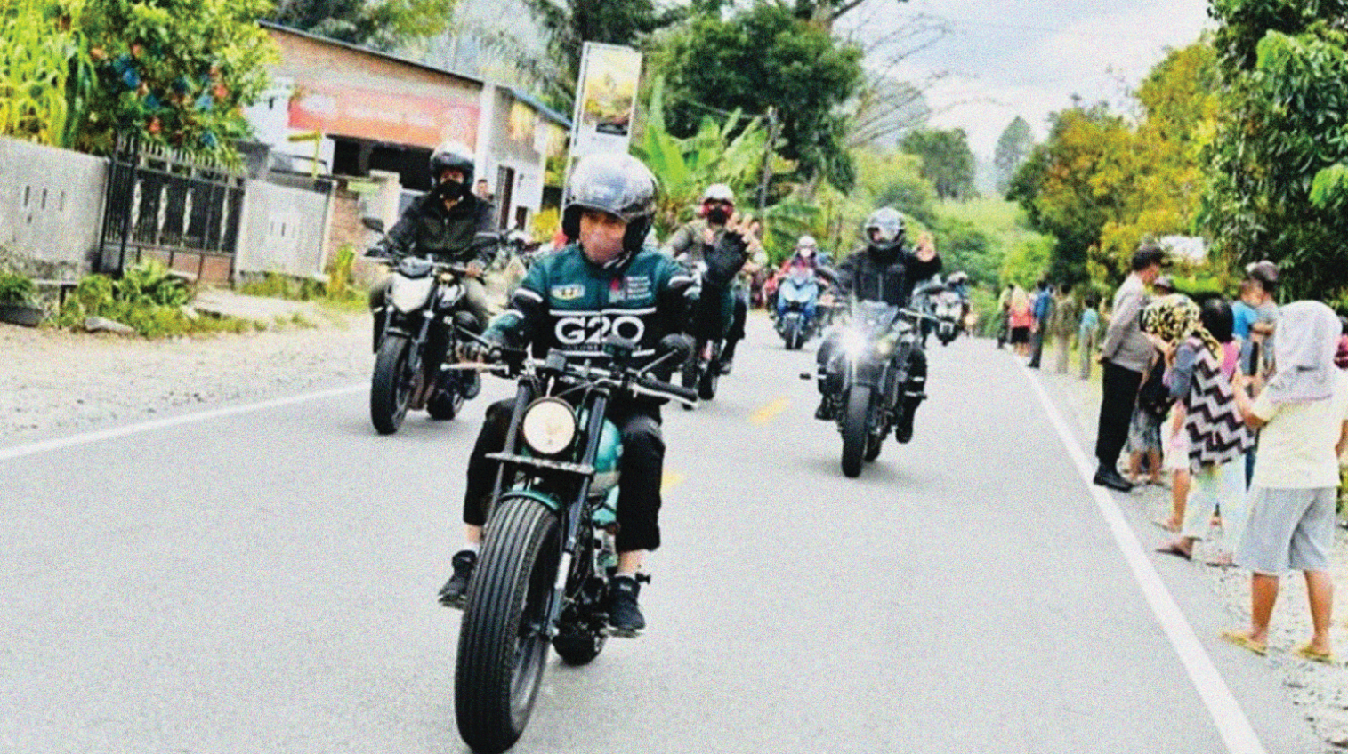 Presiden Jokowi beserta rombongan menikmat udara segar di kawasan Toba dengan mengendarai motor. (Foto: Setpres)