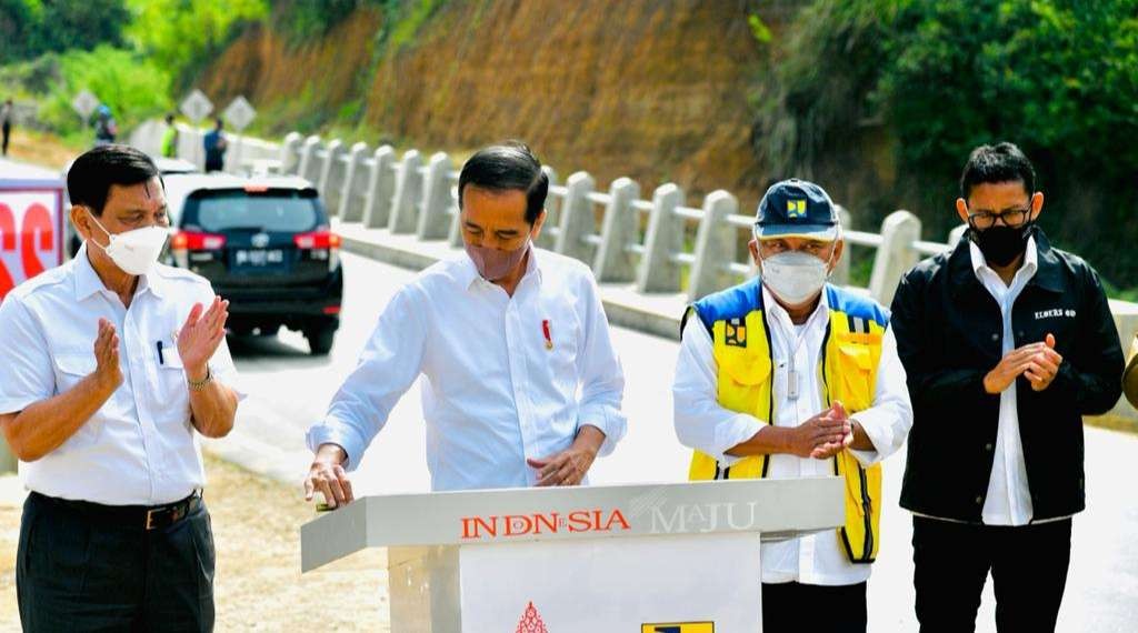 Presiden Jokowi menandai peresmian jalan baypass Ballige (Foto: Setpres)