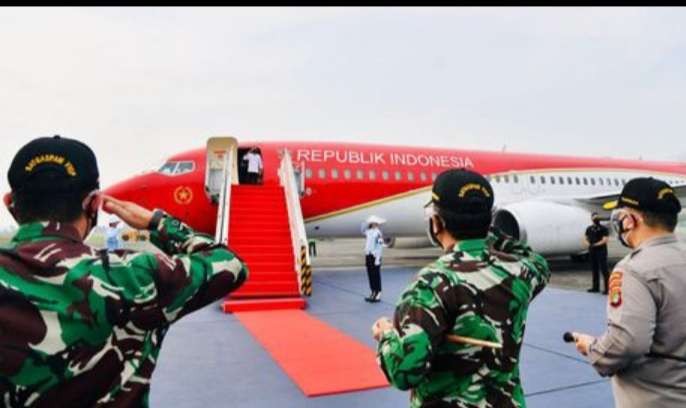 Presiden saat akan meninggalkan Pangkalan TNI AU Halim Perdana Kusuma Jakarta Timur (. Foto: Setpres)
