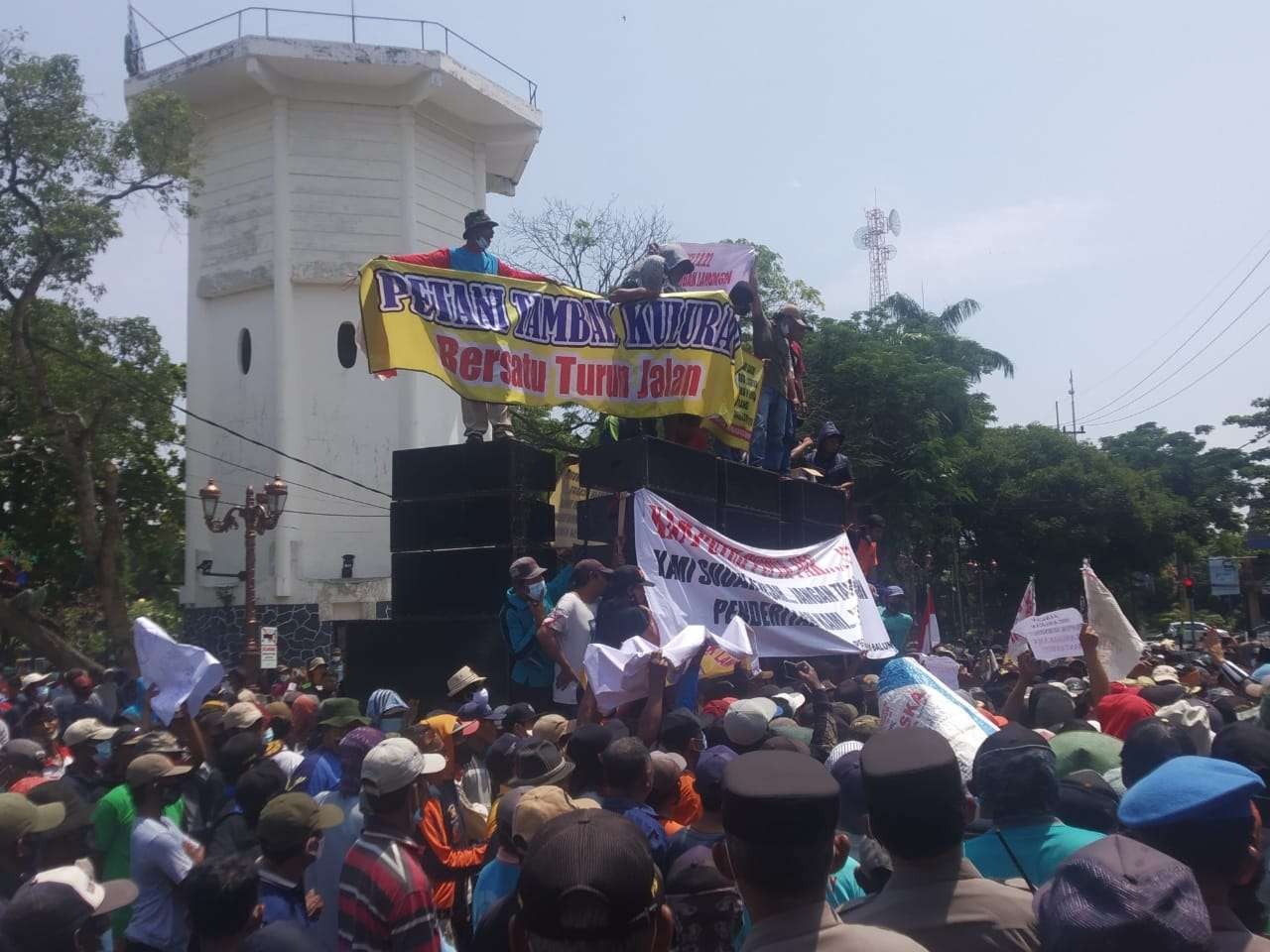 Ribuan petani tambak Lamongan saat berunjuk rasa di Pemkab Lamongan menuntut pencabutan subsidi dibatalkan. (Foto: Imron Rosidi/Ngopibareng.id)