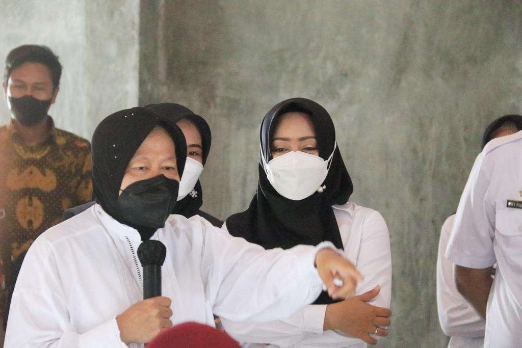 Mensos Risma didampingi Bupati Mojokerto meninjau pembagian bantuan.(Foto: Kominfo)