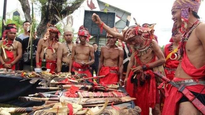 Ilustrasi senjata tradisional masyarakat Kalimantan selain Mandau yang menjadi ciri khasnya. (Foto: Istimewa)