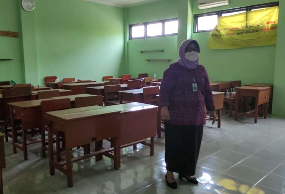 Ristiwi saat mengecek ruang kelas yang kosong karena PJJ. (Foto: Aini/Ngopibareng.id)
