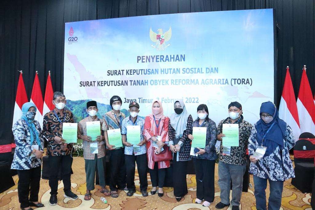 Bupati Mojokerto Ikfina Fahmawati mendampingi warganya yang menerima SK Hutsos dan SK TORA di Gedung Negara Grahadi Surabaya, Kamis 3 Februari 2022.(Foto: dok Kominfo Pemkab Mojokerto)