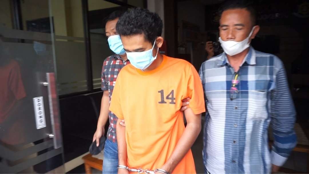 Spesialis pembobol brankas dibawa petugas Polres Mojokerto menuju ruang tahanan. (Foto: Deni Lukmantara/Ngopibareng.id)