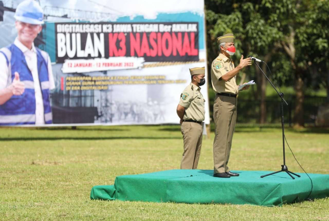 Gubernur Jawa Tengah, Ganjar Pranowo memimpin apel upacara Bulan K3 Nasional Tahun 2022 di halaman PT. Kubota Indonesia, Semarang, Kamis 3 Februari 2022. (Foto: Istimewa)