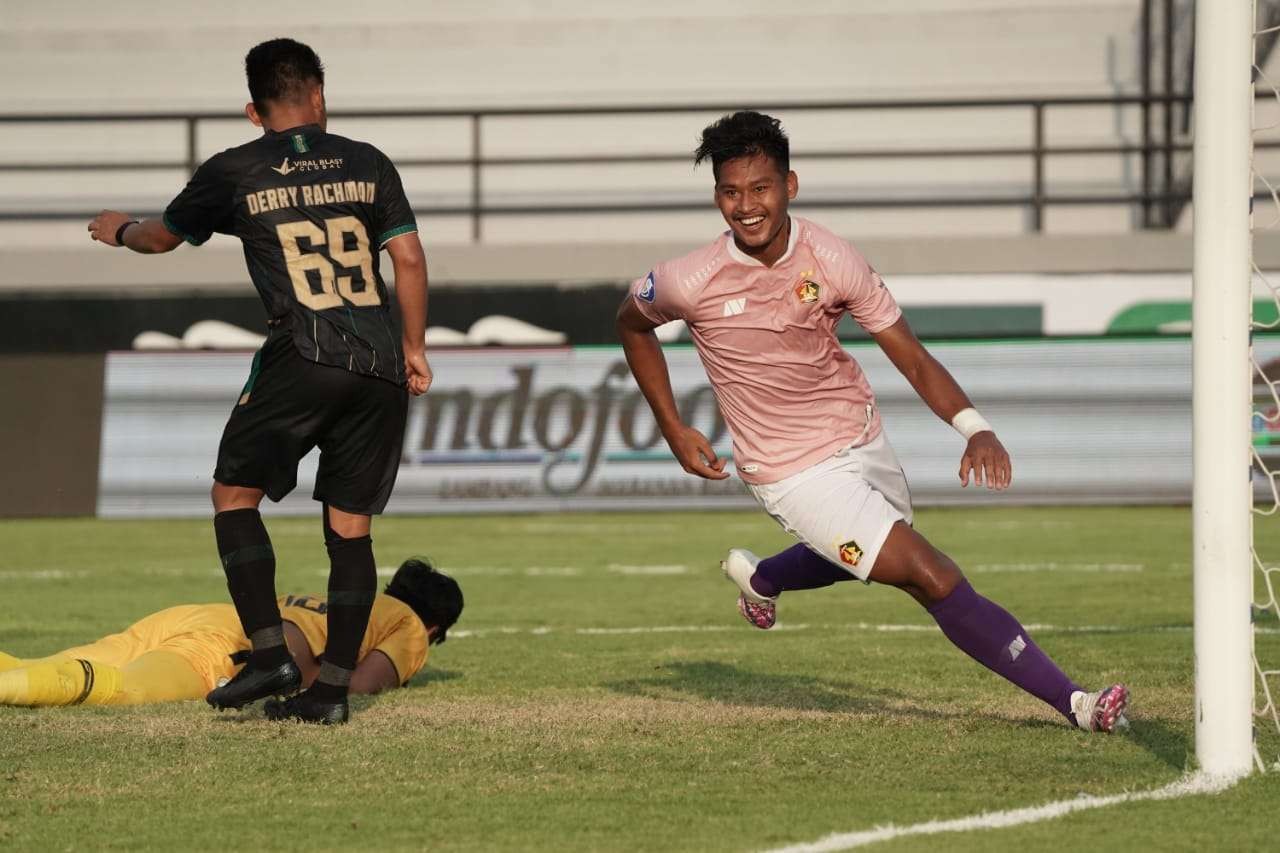 Septian Satria Bagaskara mencetak 2 gol sekaligus dalam rentang waktu tidak terlalu lama, saat Persik mengalahkan PSS Sleman. (Foto: ist)