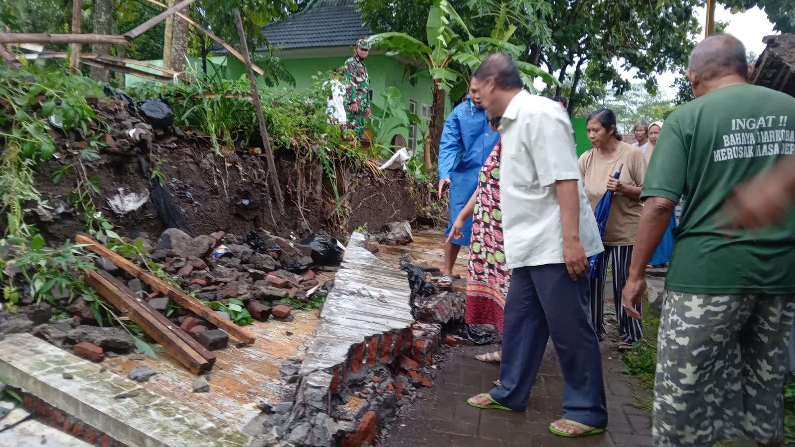 Sisa reruntuhan tembok Kantor Camat Blimbing, Kota Malang yang roboh (Foto: Lalu Theo/ngopibareng.id)