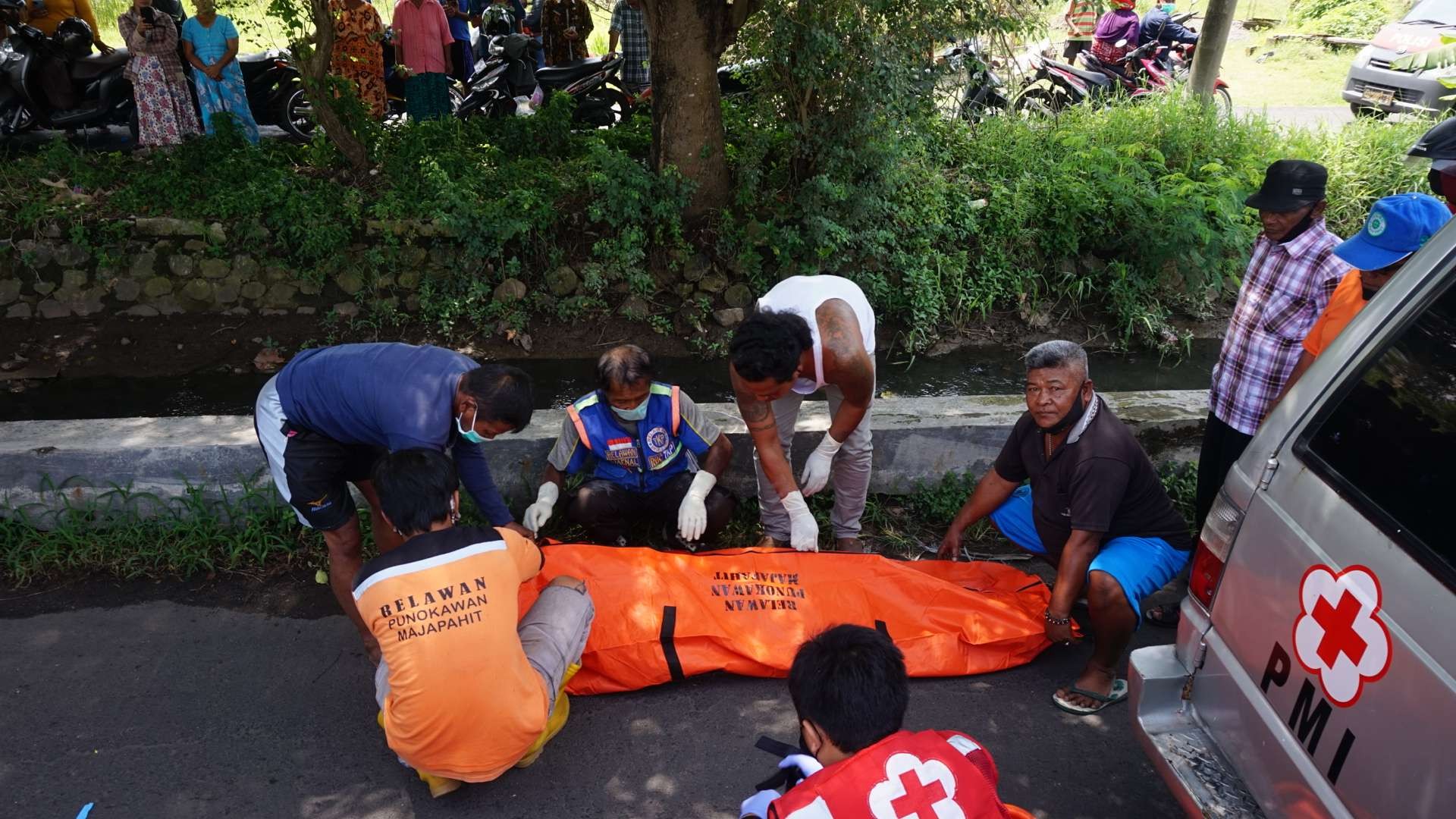 Jenazah penjual es serut di evakuasi relawan dan warga.(Deni Lukmantara/Ngopibareng)