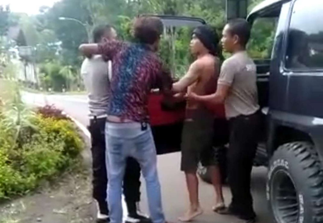 Tangkapan layar saat salah seorang warga yang melakukan pesta miras menantang duel  petugas Kepolisian. (Foto: Istimewa)