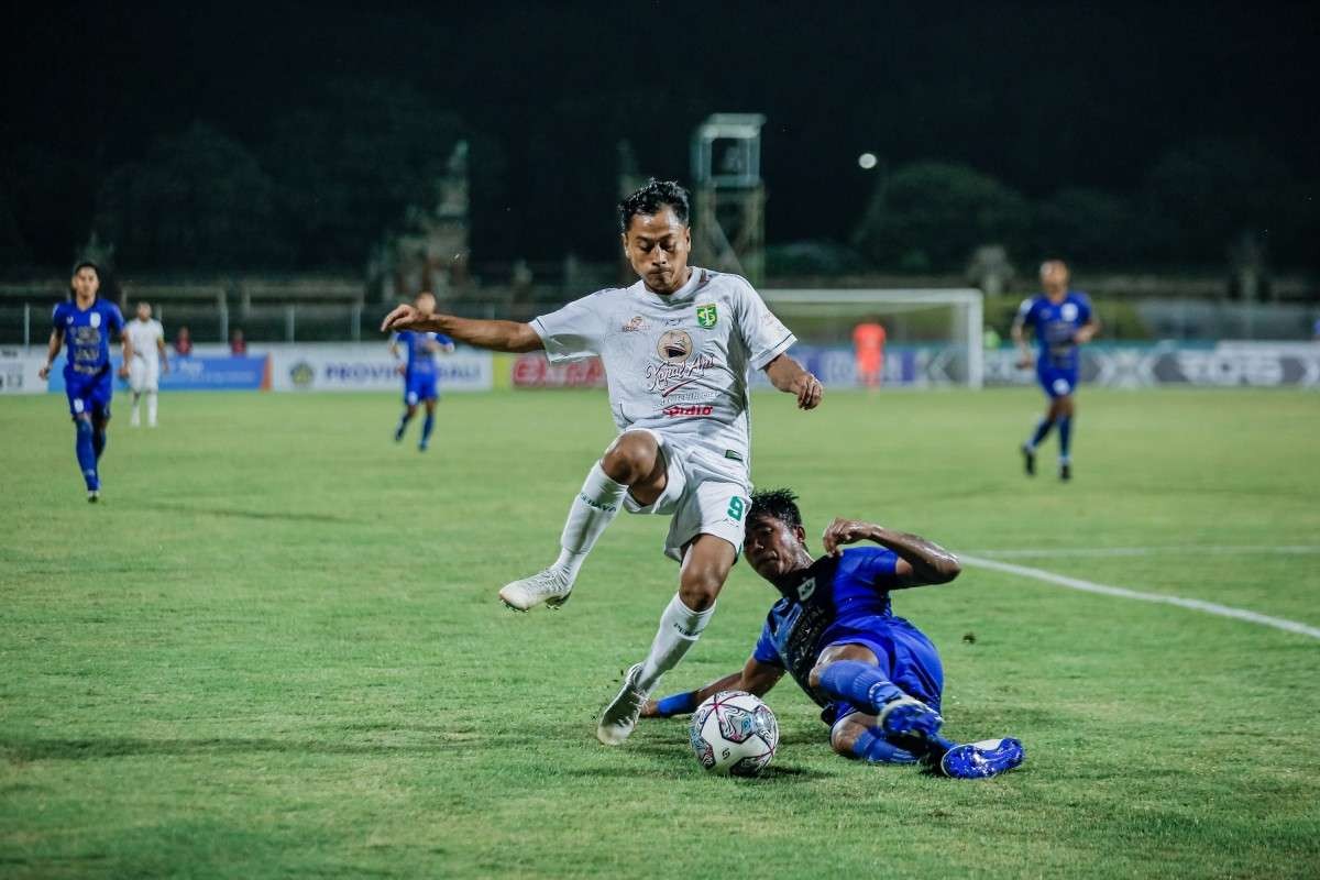 Pemain Persebaya, Samsul Arif melewati hadangan pemain PSIS Semarang. (Foto: Dok. Persebaya)
