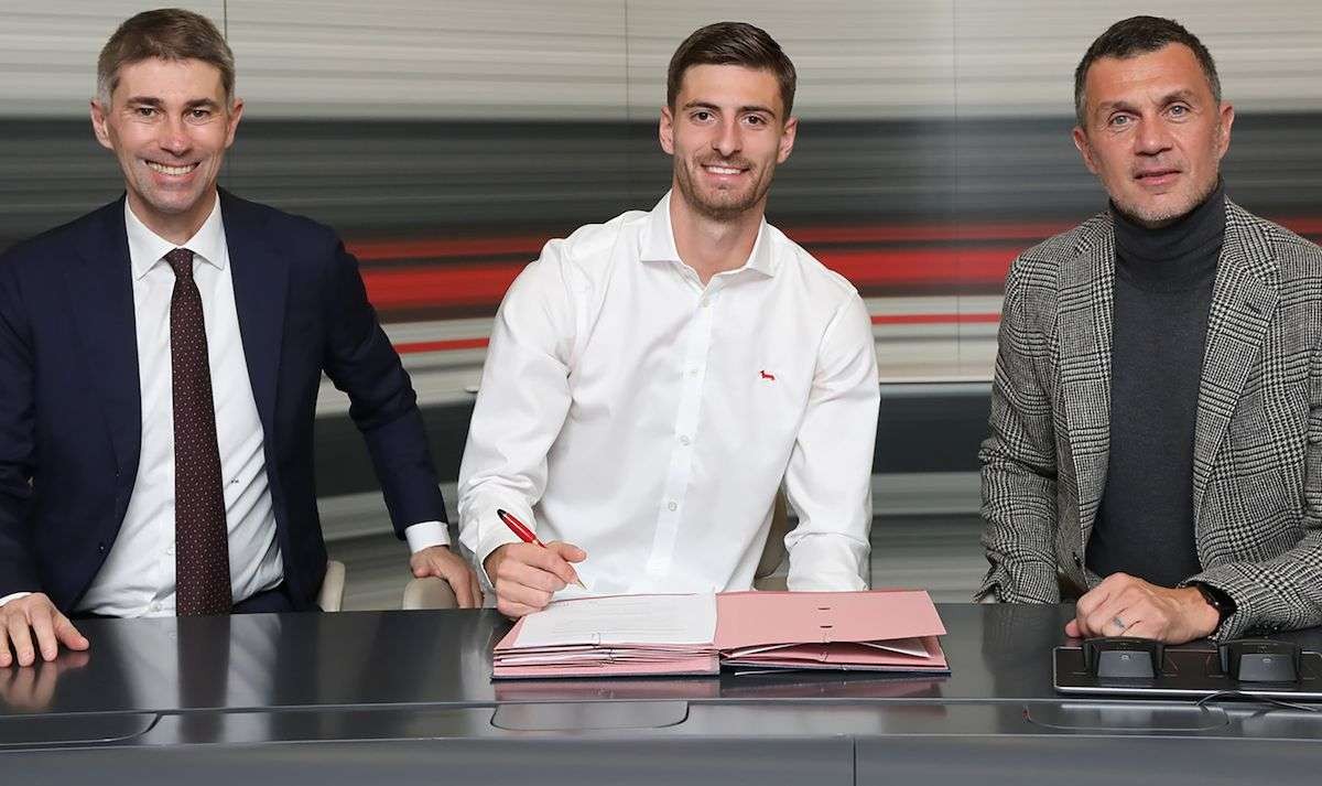 Matteo Gabbia tanda tangan kontrak baru bersama AC Milan hingga 2026. (Foto: Twitter AC Milan)
