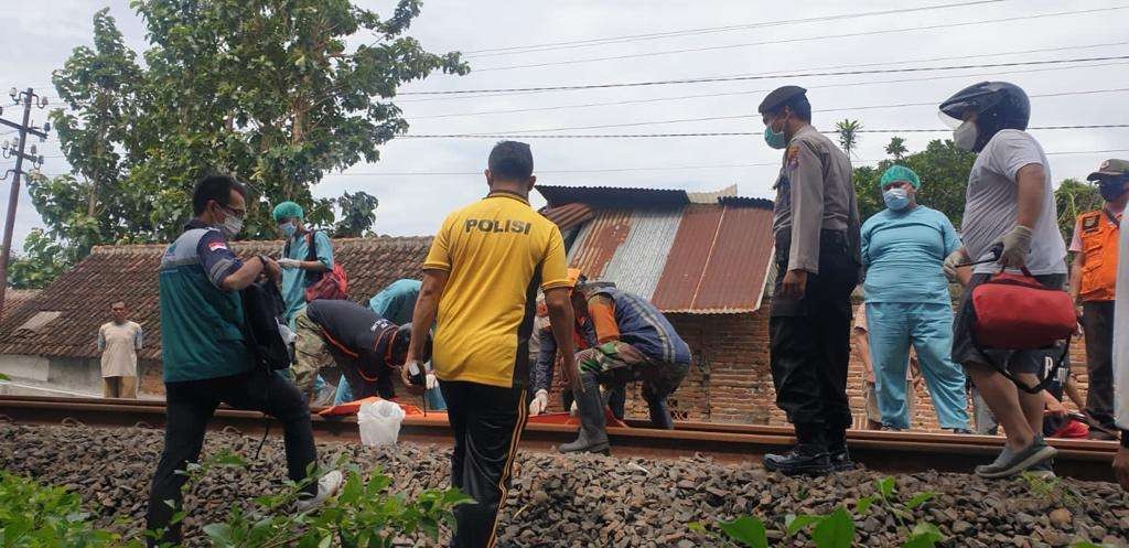 Proses evakuasi jenazah pria ODGJ yang terlindas kereta api di Kota Malang (Foto: istimewa)