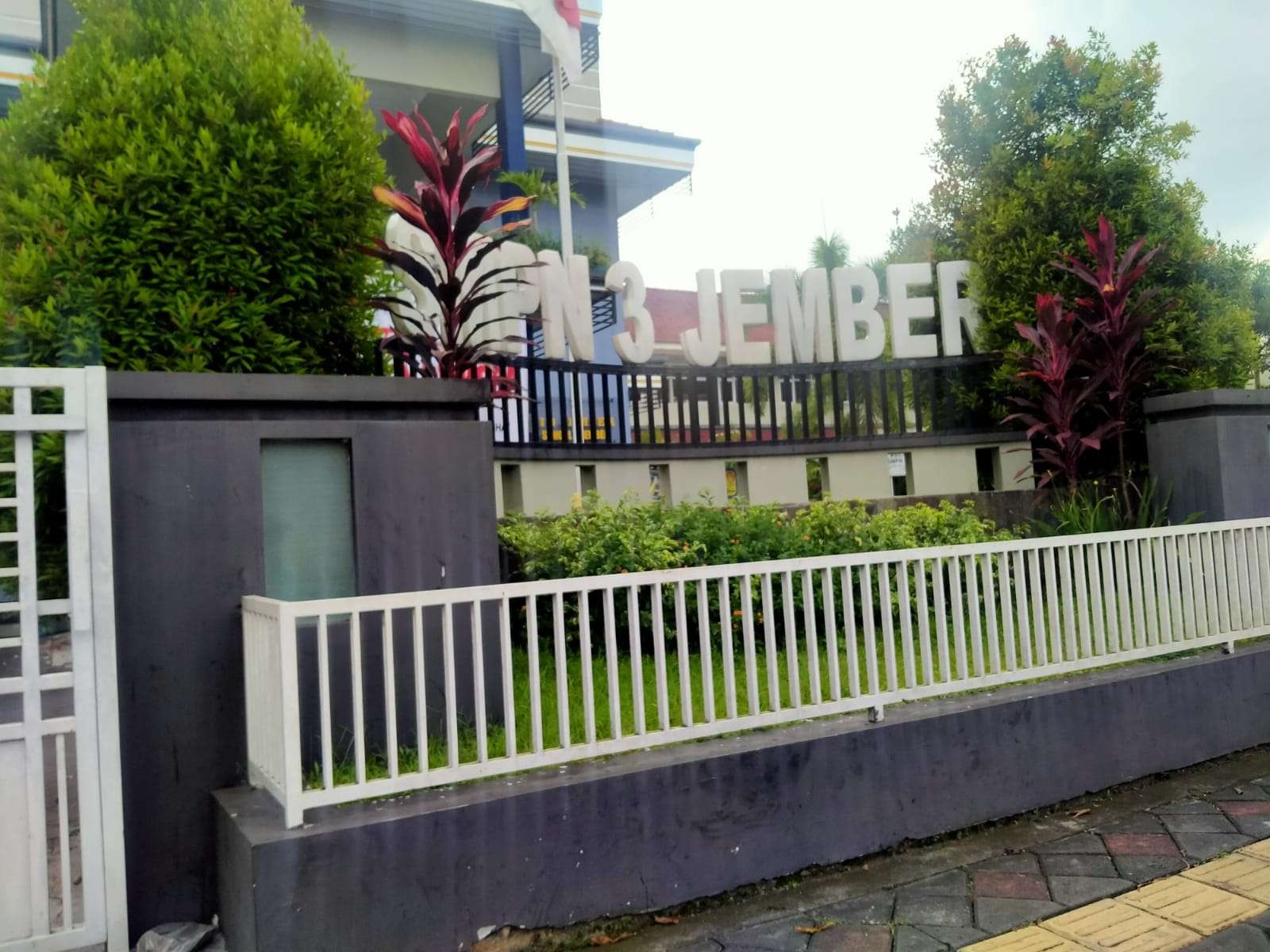 Gedung sekolah SMPN 3 Jember. (Foto: Rusdi/Ngopibareng.id)