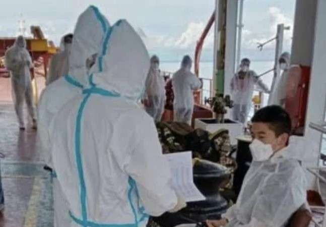 Petugas Kantor Kesehatan Pelabuhan (KKP) Kelas II Balikpapan, Kalimantan Timur melakukan pemeriksaan kepada awak kapal berbendera asing diketahui terkonfirmasi pasitif Covid-19. (Foto: Ant)