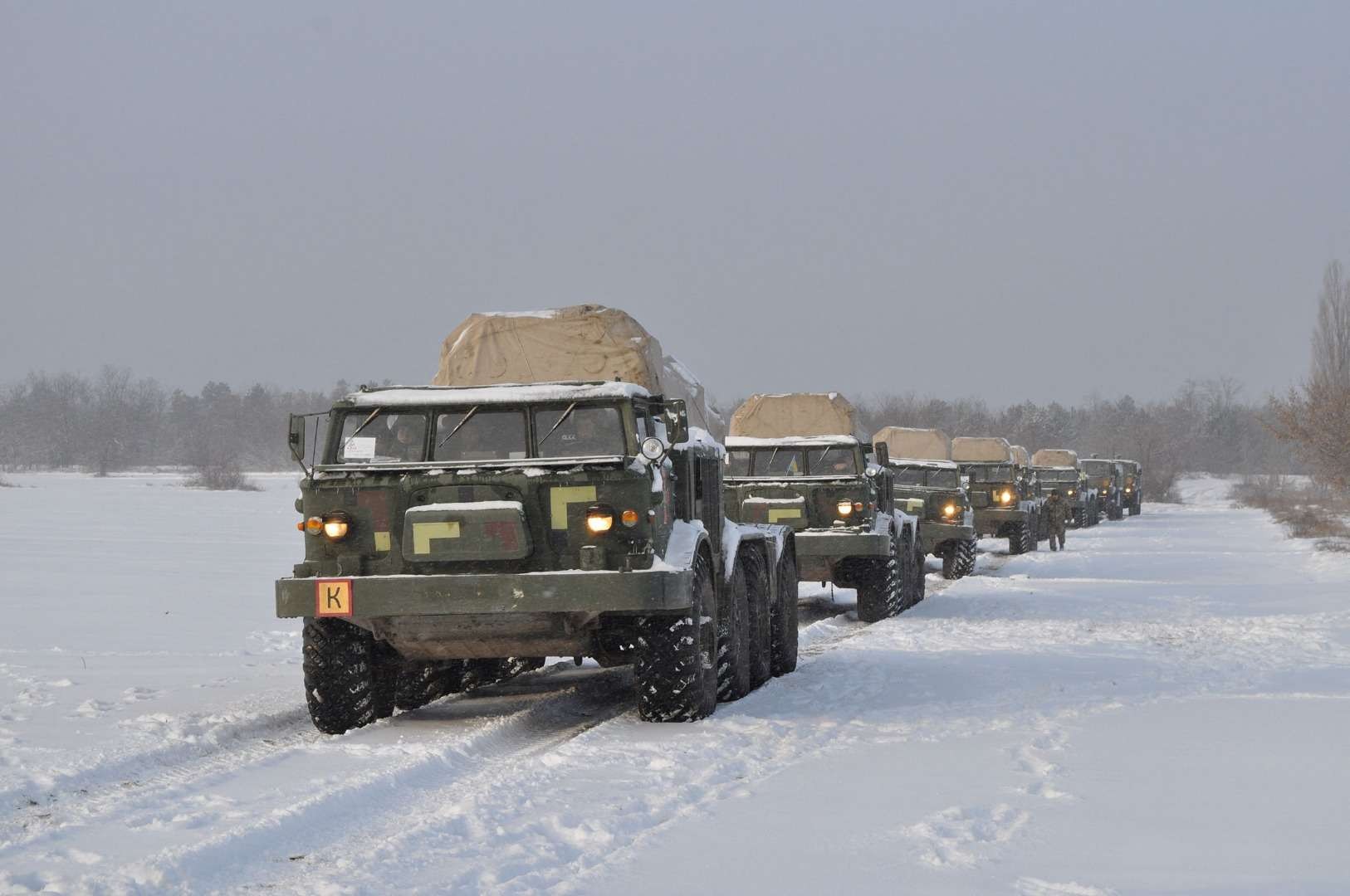 Krisis Ukraina semakin runyam. Keadaan penuh aktivitas militer, Tentara Angkatan Bersenjata Ukraina mengendarai kendaraan peluncur roket otomatis saat berlatih di wilayah Kherson, Ukraina, dalam foto handout yang dirilis pada Selasa 1 Februari 2022. (Foto: Reuters)