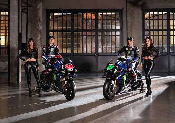 Fabio Quartararo dan Franco Morbidelli resmi menunjukkan tampilan motor barunya untuk MotoGP 2022. (Foto: Twitter @yamahaMotoGP)