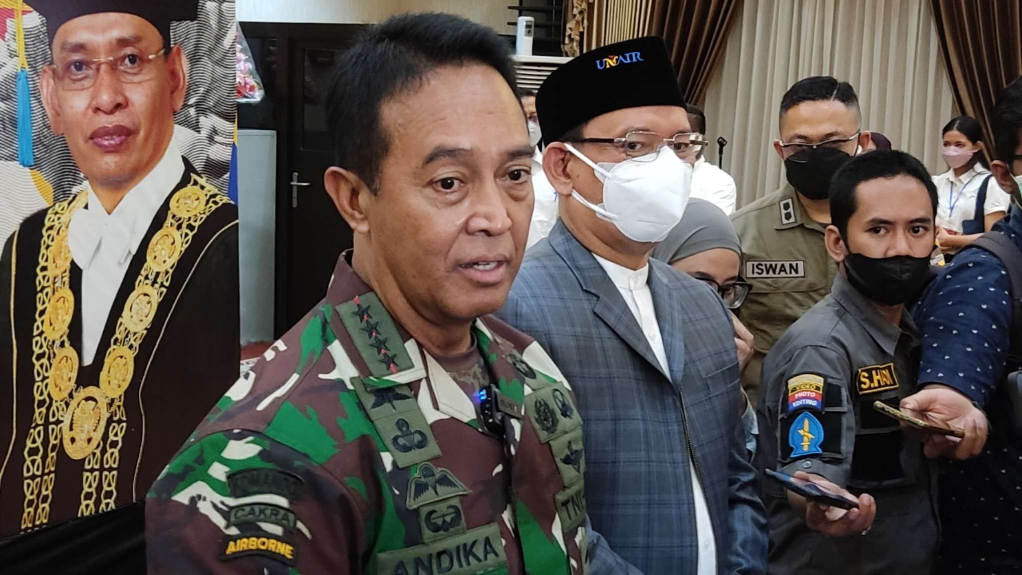 Panglima TNI, Jenderal Andika Perkasa saat ditemui di Gedung Rektorat Unair, Surabaya, Jumat 4 Februari 2022. (Foto: Fariz Yarbo/Ngopibareng.id)