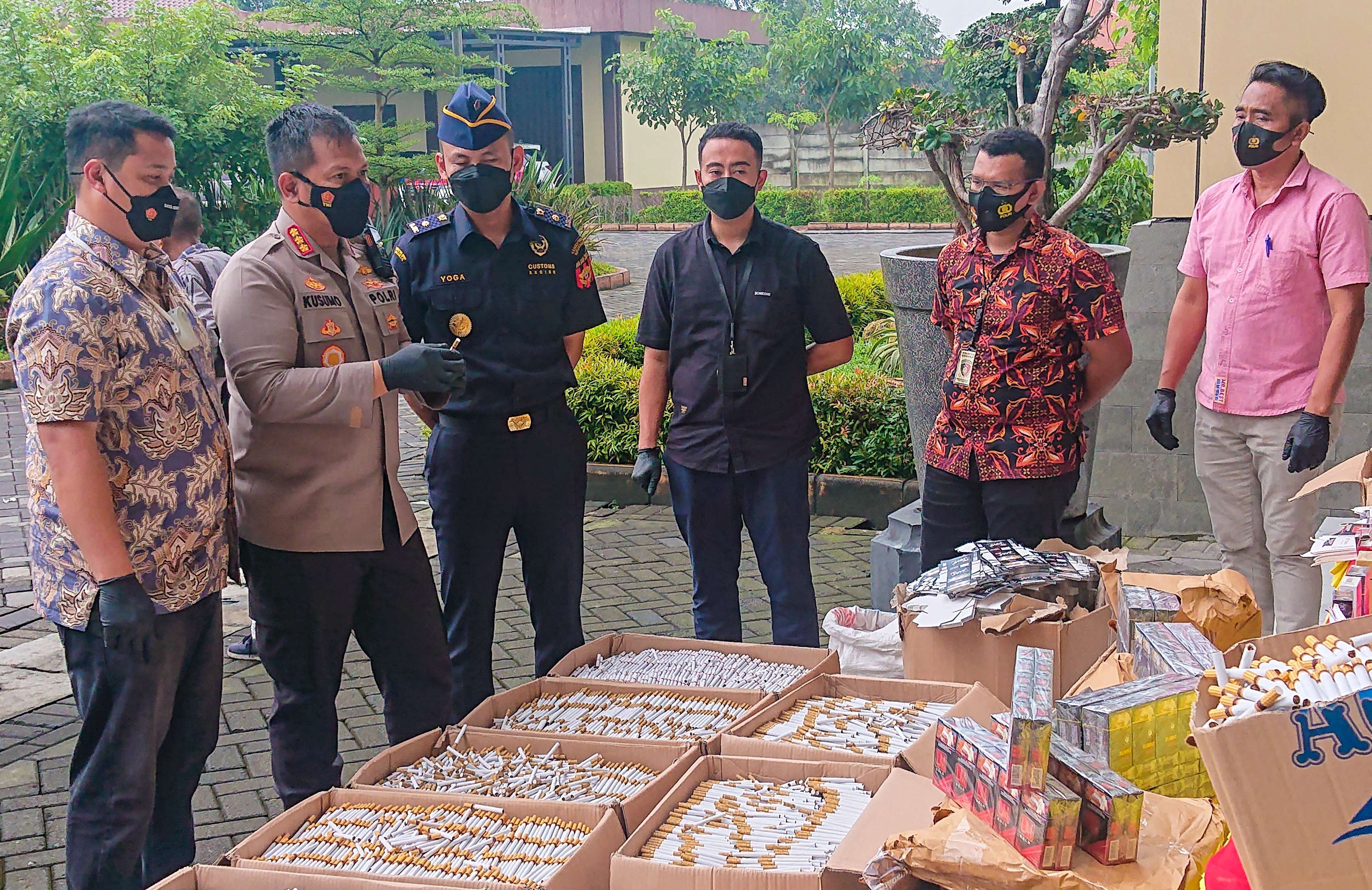 Kapolresta Sidoarjo (kedua dari kiri) memantau barang bukti rokok ilegal (Foto: Aini /Ngopibareng.id)