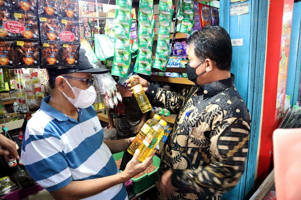 Satgas Pangan sidak harga minyak goreng di Pasar Tradisional.(Deni Lukmantara/Ngopibareng)