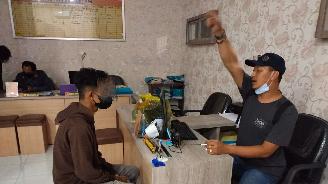 MA, terduga pelaku perekaman tamu di toilet restoran menjalani pemeriksaan di Polres Jember. (Foto: Istimewa)