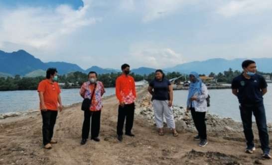 Pengurus Pengprov FPTI Jatim didampingi Ketua KONI dan Kepala Disparpora Situbondo meninjau venue panjat tebing Porprov VII 2022 di Situbondo.(Foto: KONI Situbondo)