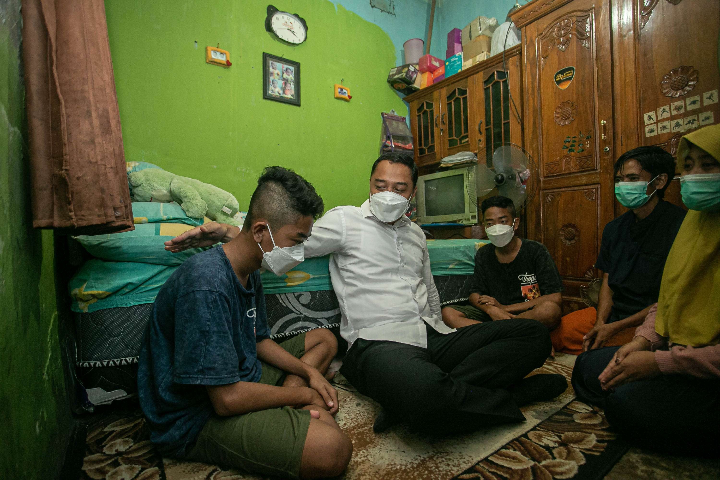 Walikota Surabaya, Eri Cahyadi, saat berkunjung ke rumah siswa SMPN 49 Surabaya, Reyna Syahputra Ali yang jadi korban kekerasan guru. (Foto: Istimewa)