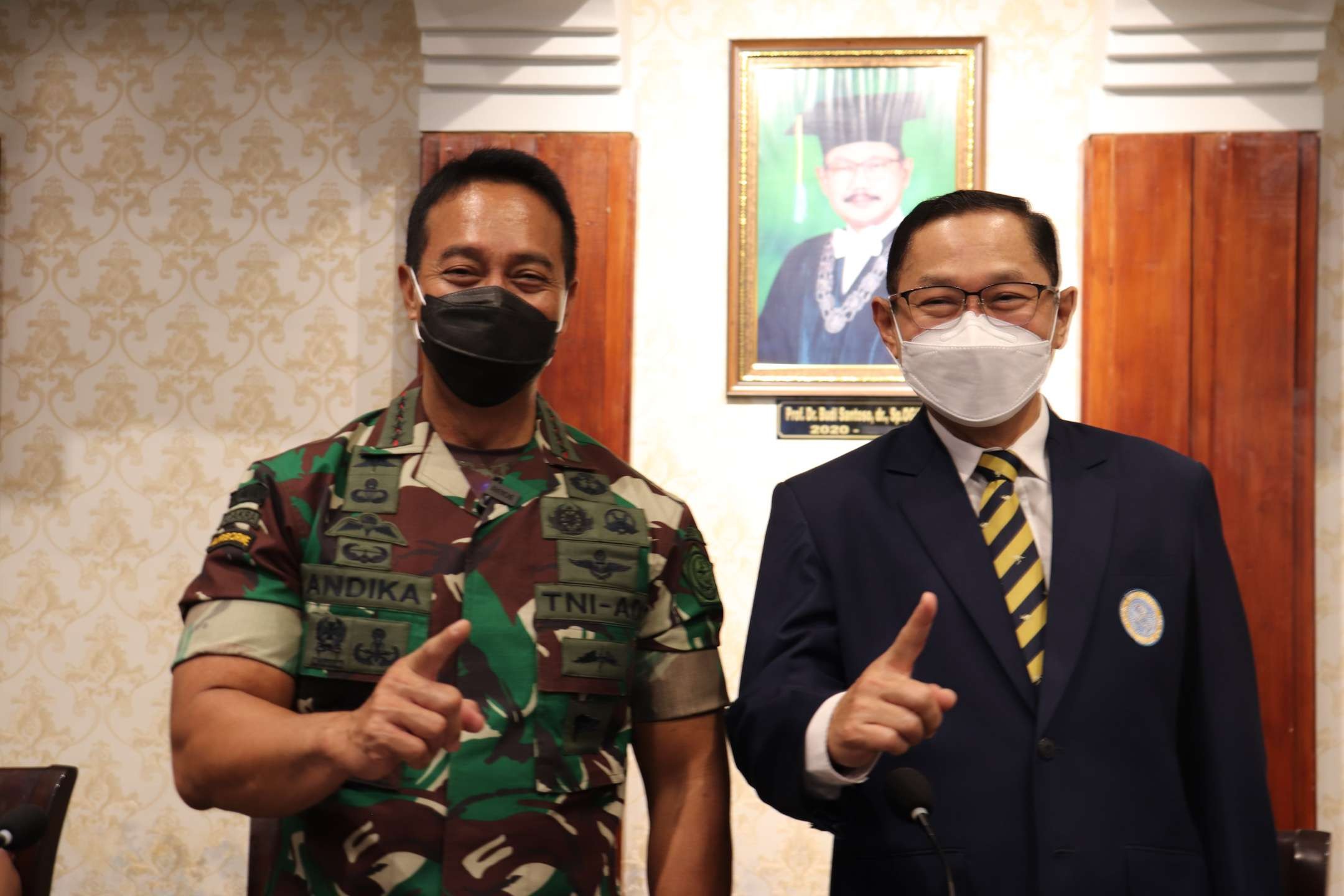 Panglima TNI Jenderal Andika Perkasa dan Dekan FK Unair Prof Budi Santoso. (Foto: Istimewa)