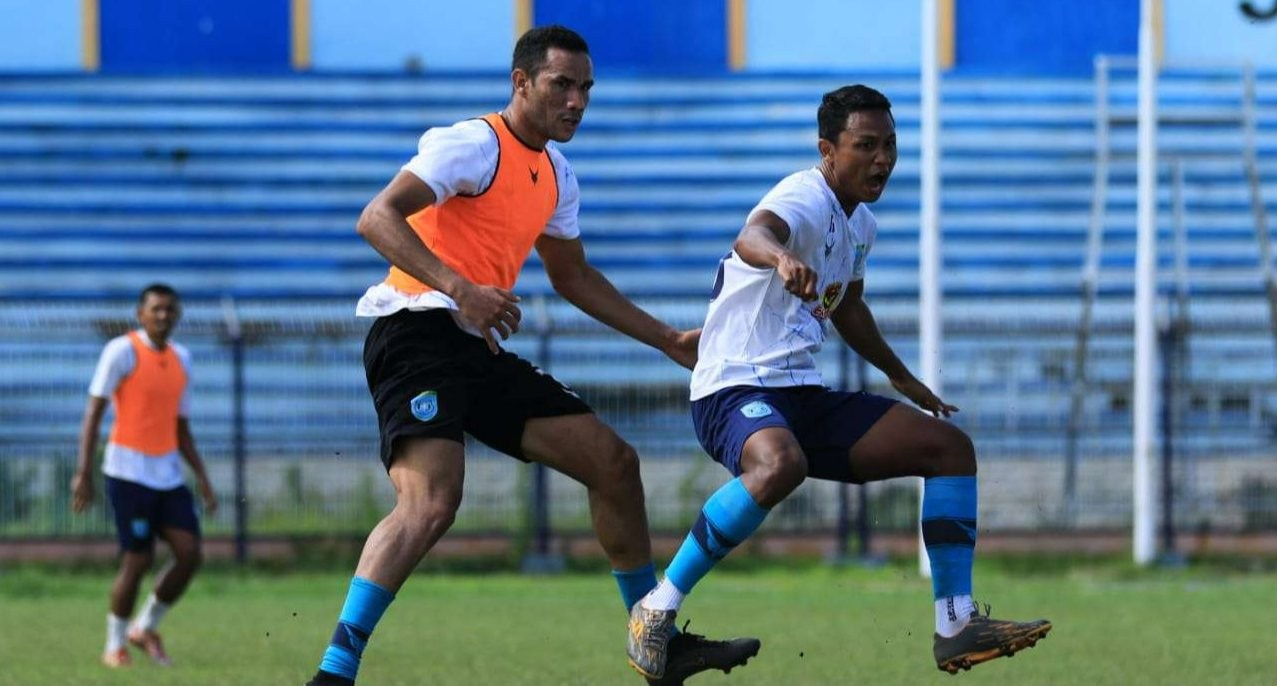 Para pemain Persela saat berlatih di Stadion Surajaya. (Foto: Imron Rosidi/Ngopibareng.id)