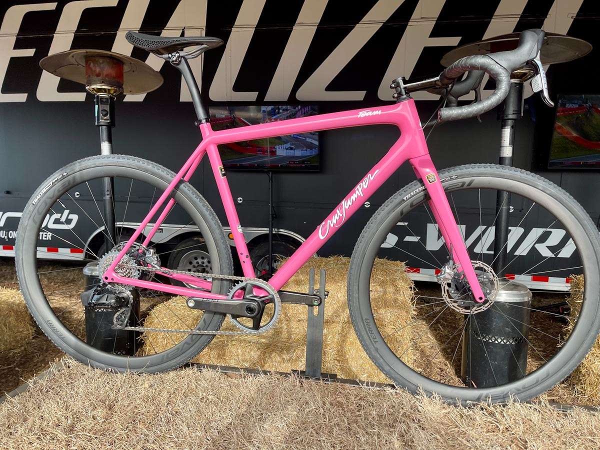 Specialized Cruxjumper yang merupakan sepeda gravel dengan warna pink sebagai nostalgia. (Foto: Istimewa)