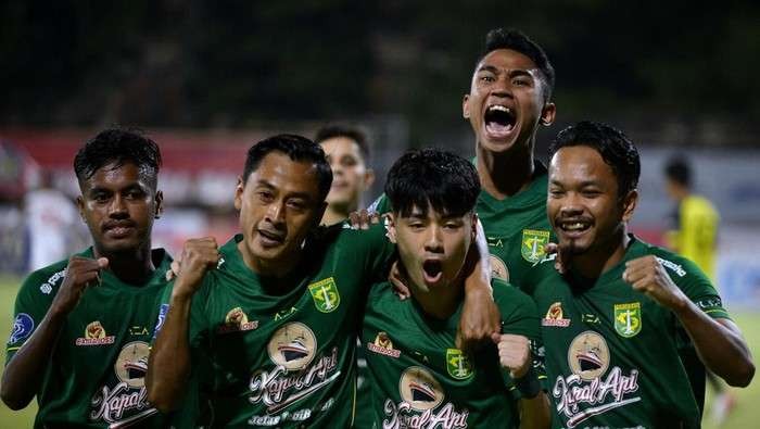 Selebrasi skuad Persebaya Surabaya, salah satu perserta Liga 1 2021/2022. (Foto: LIB)