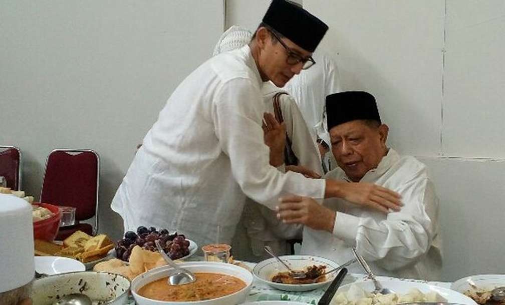 Foto kenangan Menparekraf Sandi Uno bersama mendiang ayah mertuanya, H. Abdul Aziz Marzuki bin Marzuki. (Foto: Istimewa)