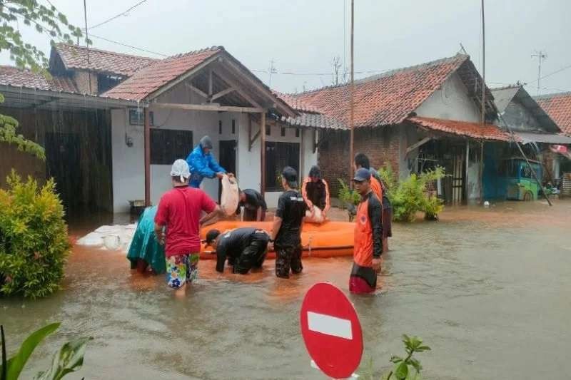 Petugas Penanggulangan Bencana daerah Kota Pekalongan mengevakuasi warga terdampak banjir. (Foto: Ant)